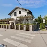 Shangri La Rooms (Adults Only)